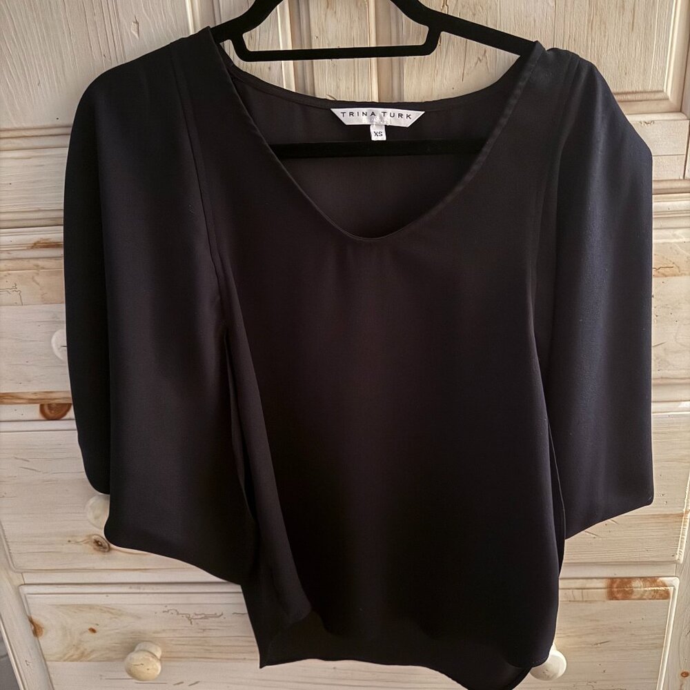 Trina Turk NWOT black v-neck cold shoulder bell short sleeve blouse XS - Picture 2 of 8